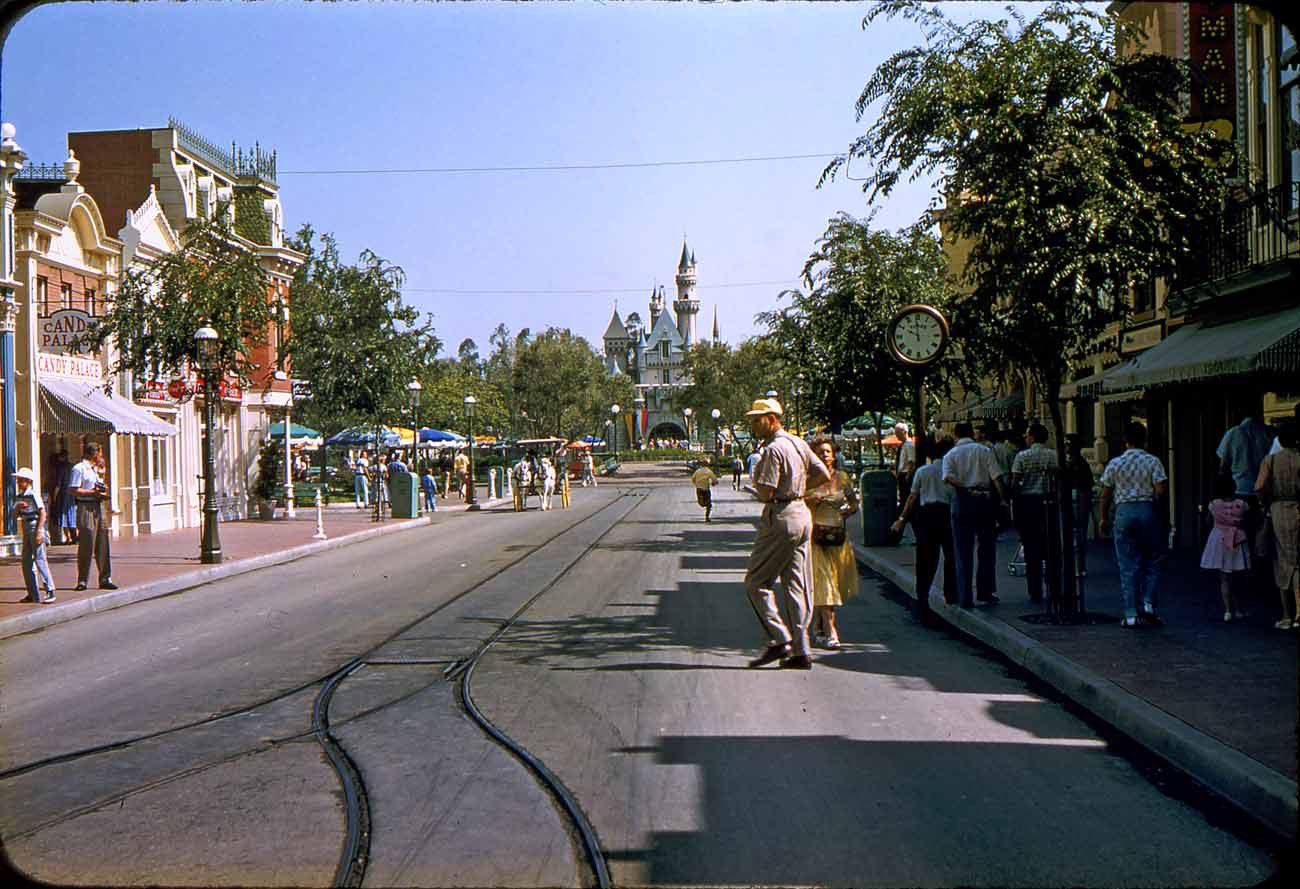 1950 年代的迪士尼樂園美國小鎮大街。